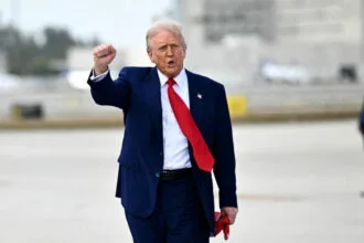 Trump threatens a large-scale military response against Iran amid uncertainty over the future of de-escalation