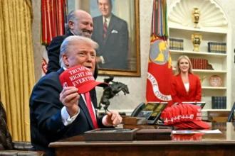Wearing a "Trump 2028" hat, the US president sparks controversy over a third term