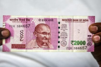 The Indian rupee breaks the 96 barrier against the dollar amid energy inflation fears