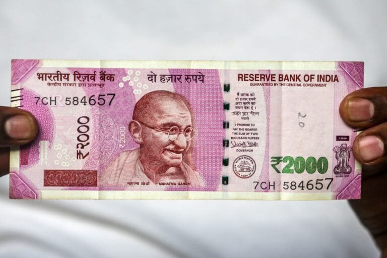 The Indian rupee breaks the 96 barrier against the dollar amid energy inflation fears