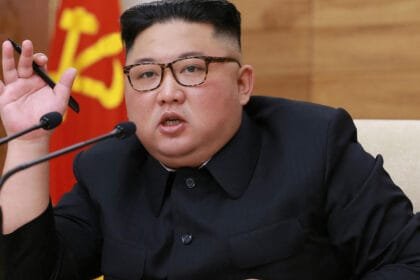 كوريا الشمالية تعزز قدراتها البحرية.. كيم جونغ أون يشرف على تجربة صاروخية ويأمر بتطوير الأسطول