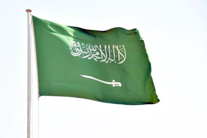 السعودية تدين تهديدات الحوثيين للملاحة البحرية وتؤكد رفضها استهداف الممرات الدولية