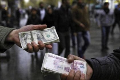 الدولار يكسر حاجز 192 ألف تومان: العملية الإيرانية تسجل مستوى قياسياً جديدا