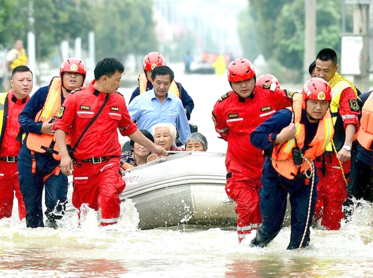 China faces a climate disaster: 17 dead, hundreds injured, and more than 130,000 evacuated