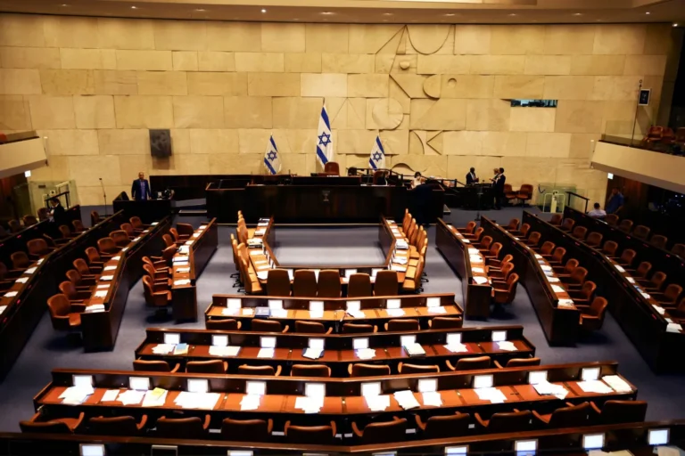 The Israeli Knesset officially dissolves itself: early elections on October 27