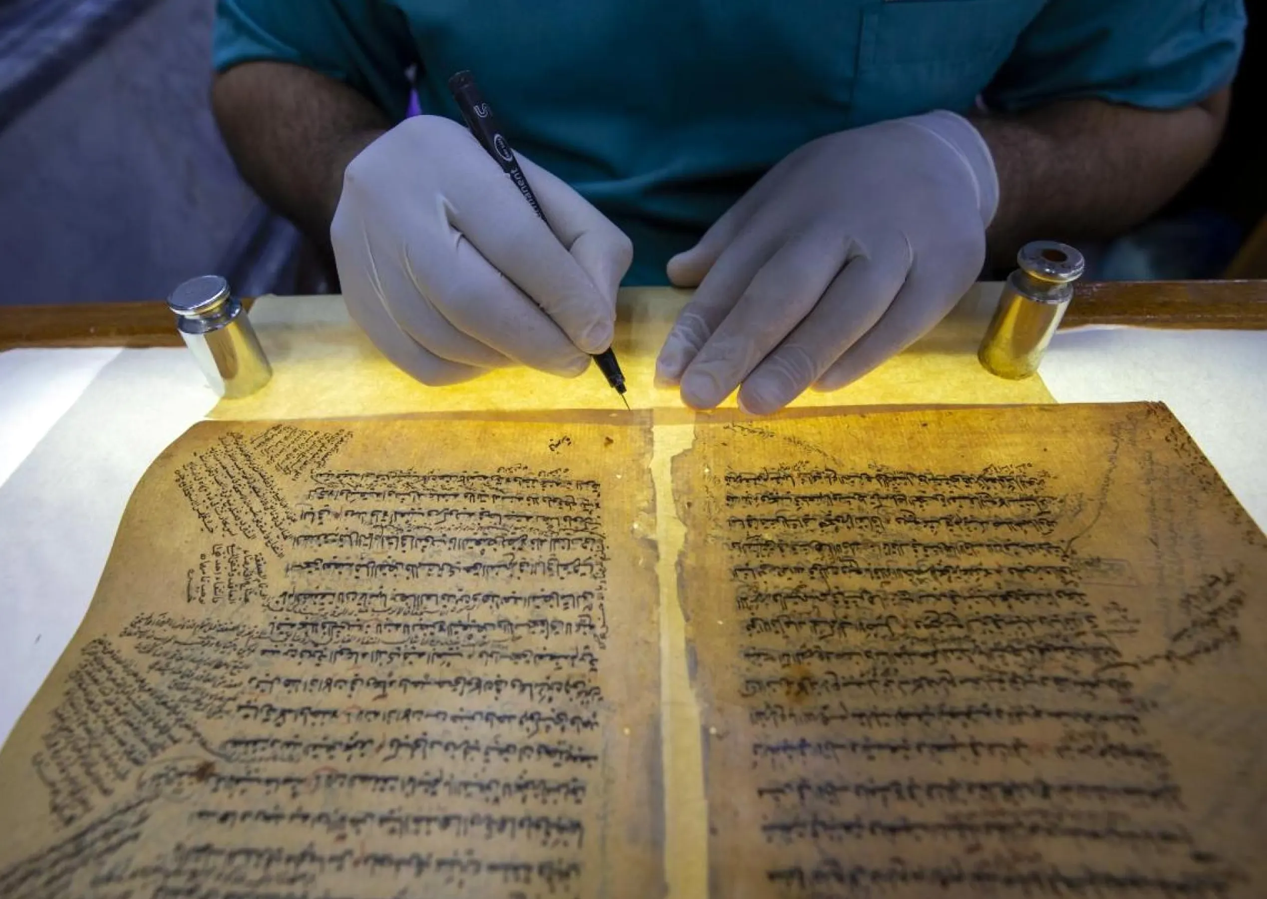 المخطوطات العربية تحت المجهر: دورة علمية تكشف أسرار الكتابة والعلوم التطبيقية