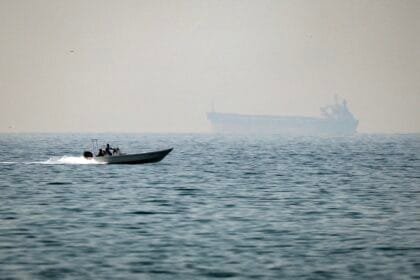 Unprecedented decline in shipping traffic in the Strait of Hormuz: Fewer than 10 ships pass through daily during the weekend