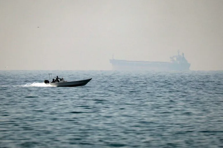 Unprecedented decline in shipping traffic in the Strait of Hormuz: Fewer than 10 ships pass through daily during the weekend