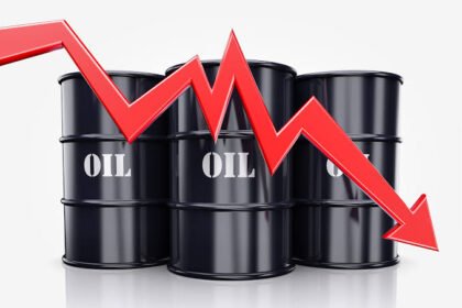 انخفاض أسعار النفط العالمية دون 80 دولاراً للبرميل