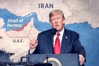 ترامب يعلن فرض رسم 20% على سفن الشحن العابرة لمضيق هرمز