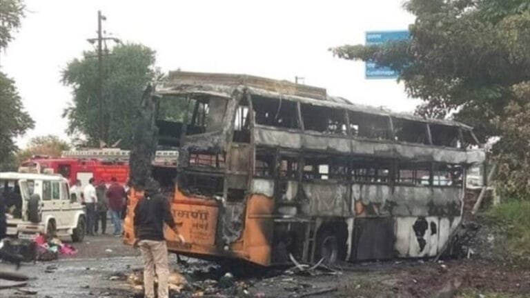 حادث مروع في الهند يخلف قتلى وجرحى بعد تصادم حافلة ركاب بشاحنة