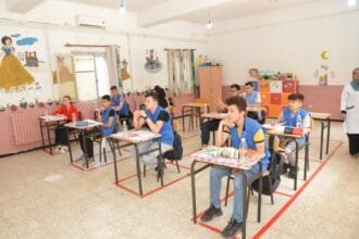قرار بتعزيز الإنجليزية في المدارس يعيد الجدل حول مستقبل الفرنسية في الجزائر