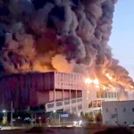 A massive fire paralyzes a logistics center in South Korea... and firefighters continue the battle for the second day