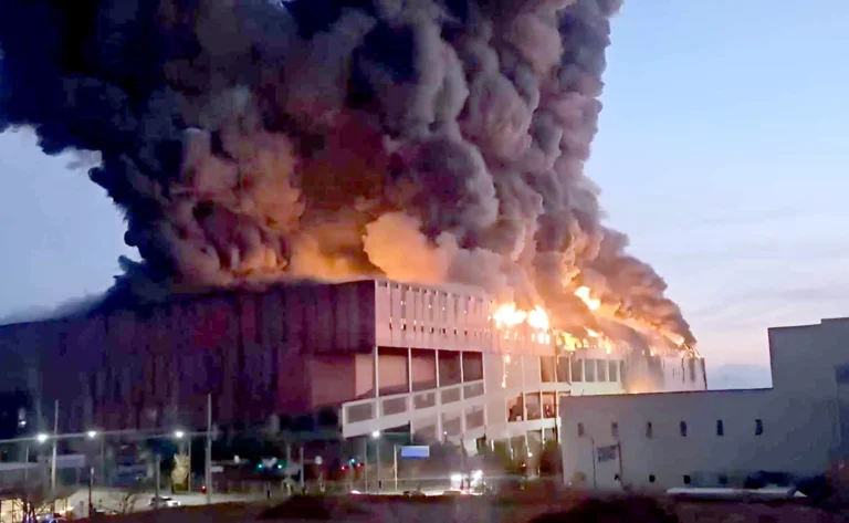 A massive fire paralyzes a logistics center in South Korea... and firefighters continue the battle for the second day