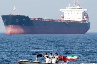 رويترز: إيران تتمسك بالسيطرة على مضيق هرمز وتلوّح بفرض رسوم على السفن بعد انتهاء الاتفاق المؤقت