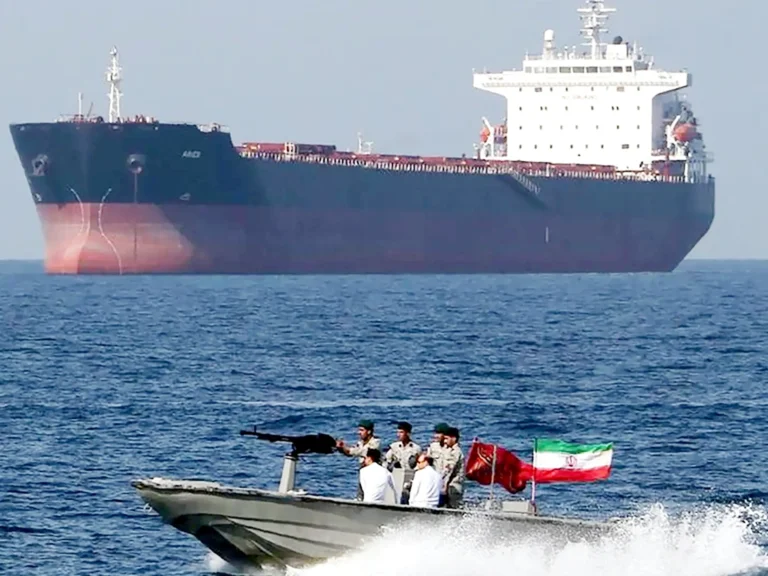 رويترز: إيران تتمسك بالسيطرة على مضيق هرمز وتلوّح بفرض رسوم على السفن بعد انتهاء الاتفاق المؤقت