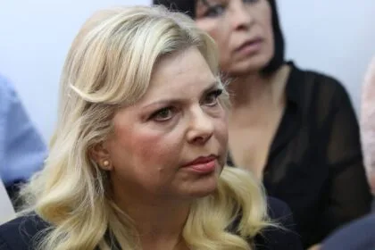 Sara Netanyahu interrupts her husband during the opening of the Maccabiah Games... a scene that sparks controversy in Israel