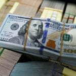 الدولار يواصل التراجع مع تباطؤ التضخم الأمريكي