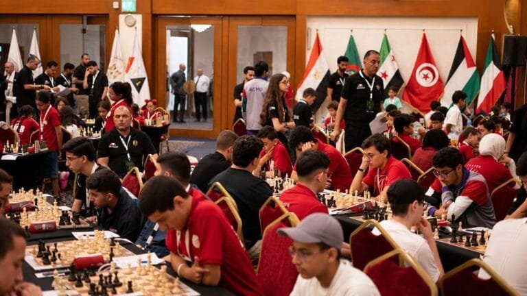 القاهرة.. أبطال الإمارات يحققون 18 انتصاراً في الجولة الأولى من "عربية الشطرنج"