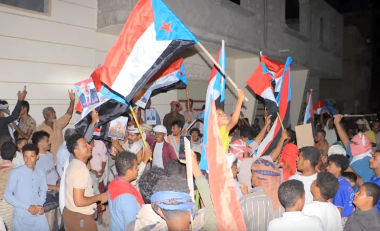 غضب في جنوب اليمن.. مظاهرات حاشدة ترفض أي تسوية تمنح الحوثيين نفوذًا