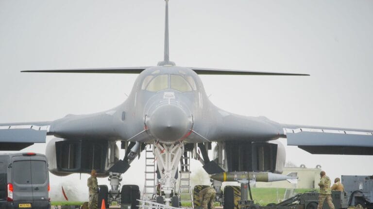 قاذفات B-1 الأمريكية تدخل حرب إيران وتعثر جهود الوساطة القطرية