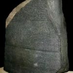 قصة العثور على حجر رشيد الذي كشف أسرار الهيروغليفية