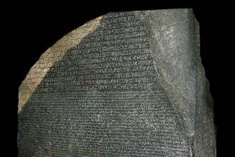 قصة العثور على حجر رشيد الذي كشف أسرار الهيروغليفية