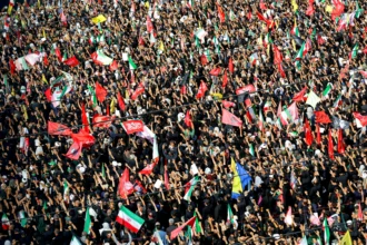 عشرات الآلاف يودعون خامنئي في طهران وسط إجراءات أمنية مشددة