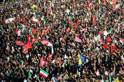 عشرات الآلاف يودعون خامنئي في طهران وسط إجراءات أمنية مشددة