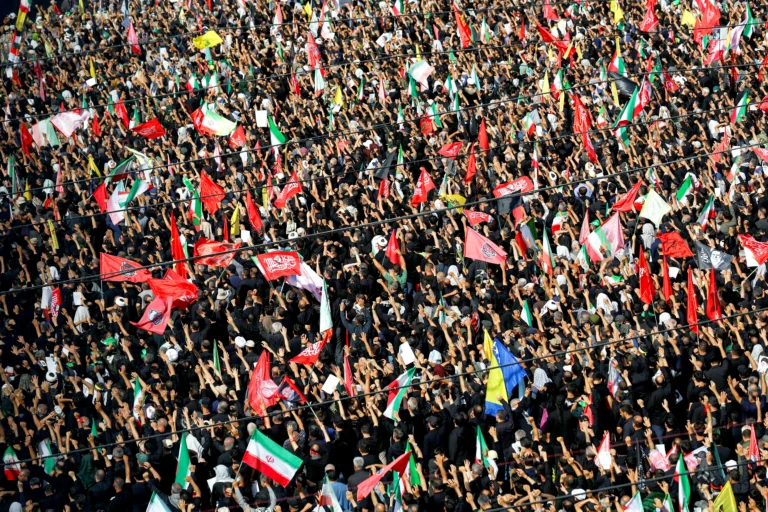 عشرات الآلاف يودعون خامنئي في طهران وسط إجراءات أمنية مشددة