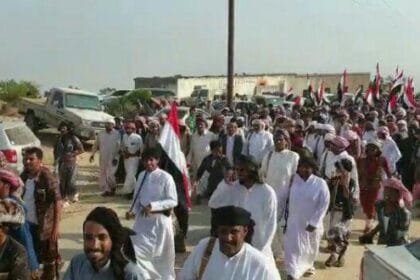 مسيرات غاضبة في المهرة ترفض إطلاق سراح قيادات حوثية وتجار سلاح