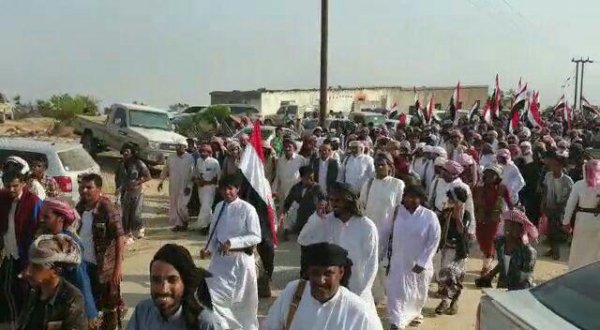 مسيرات غاضبة في المهرة ترفض إطلاق سراح قيادات حوثية وتجار سلاح