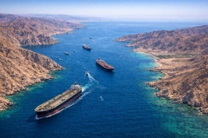 إيران تؤكد المضي قدماً في "آلية هرمز" وترفض التدخل الأمريكي