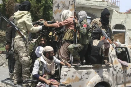 بـ "تعزيزات ضخمة".. الحوثيون يفشلون في السيطرة على مواقع استراتيجية بحيس غربي اليمن