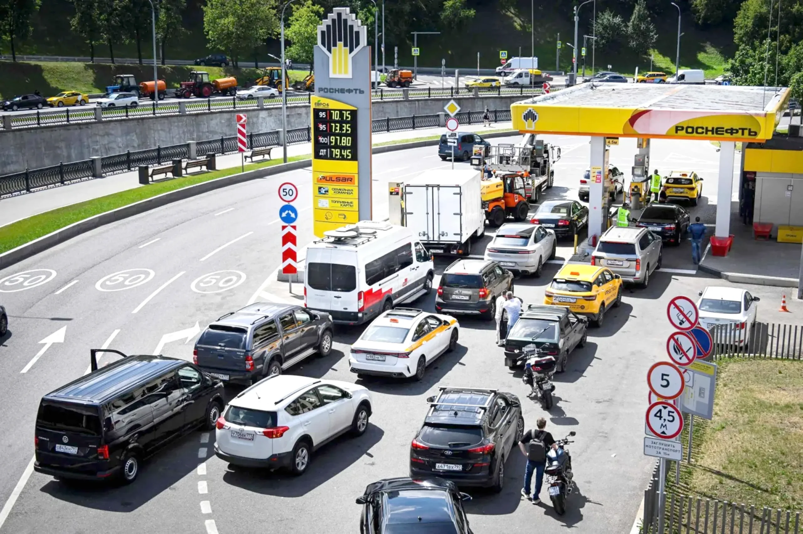 Russian regions call for remote work and reduced travel due to fuel crisis