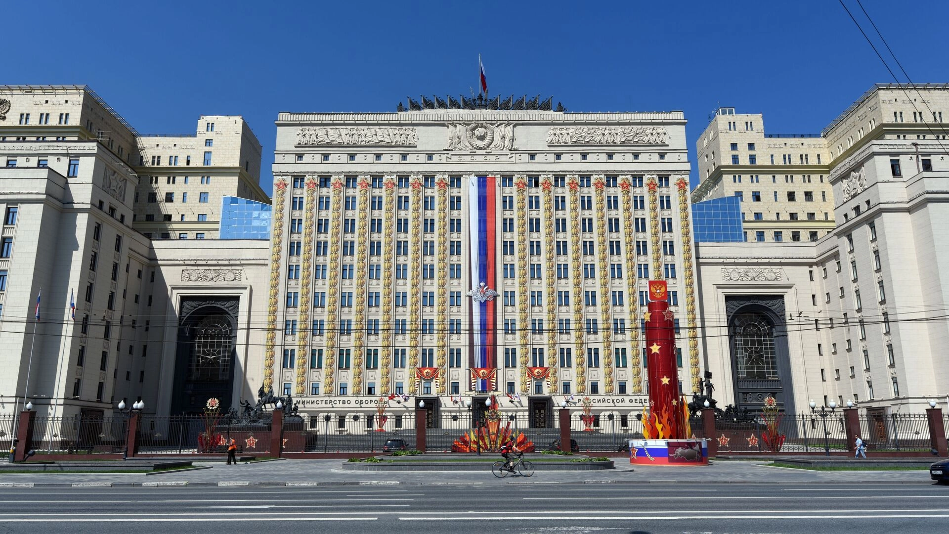 Russian Defense Ministry: 140 Ukrainian drones shot down, attacks escalate deep inside Russia