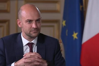 Paris calls for calm: "There are no winners in a war between Washington and Tehran."