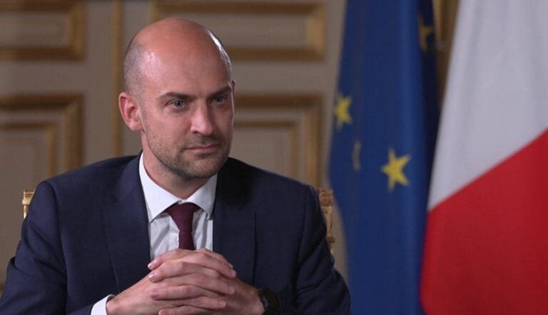 Paris calls for calm: "There are no winners in a war between Washington and Tehran."