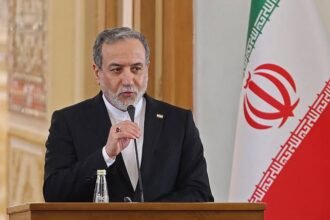 Urgent diplomatic move: Iran's foreign minister in Muscat to contain the Strait of Hormuz crisis