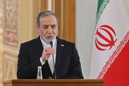 Urgent diplomatic move: Iran's foreign minister in Muscat to contain the Strait of Hormuz crisis
