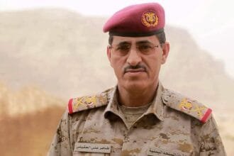 وزير الدفاع اليمني يتوعد بـ "رد حاسم" ضد الاختراقات الجوية الإيرانية
