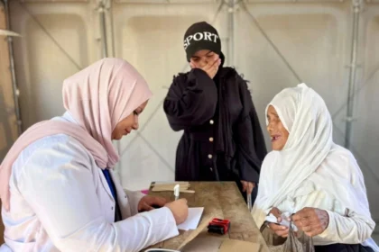 الفارس الشهم 3.. العيادة الطبية المتنقلة تواصل تقديم خدماتها الصحية لأهالي غزة