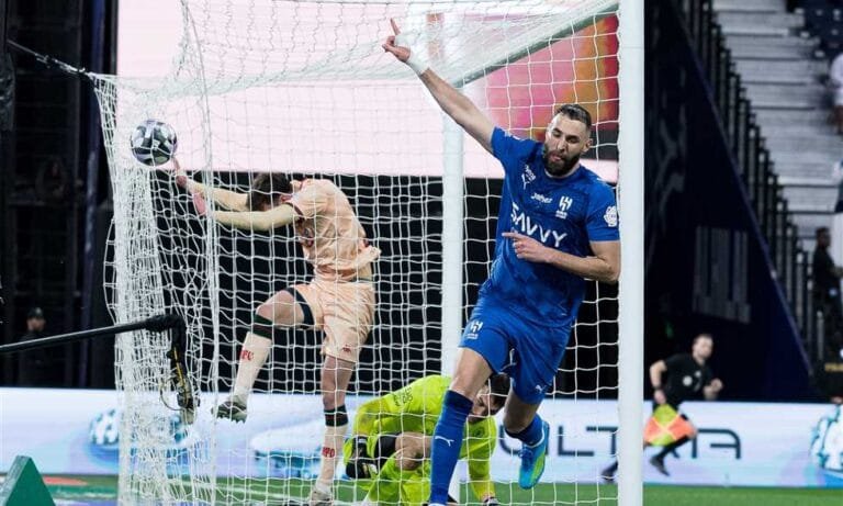 بنزيمة يوضح موقفه من الرحيل عن الهلال