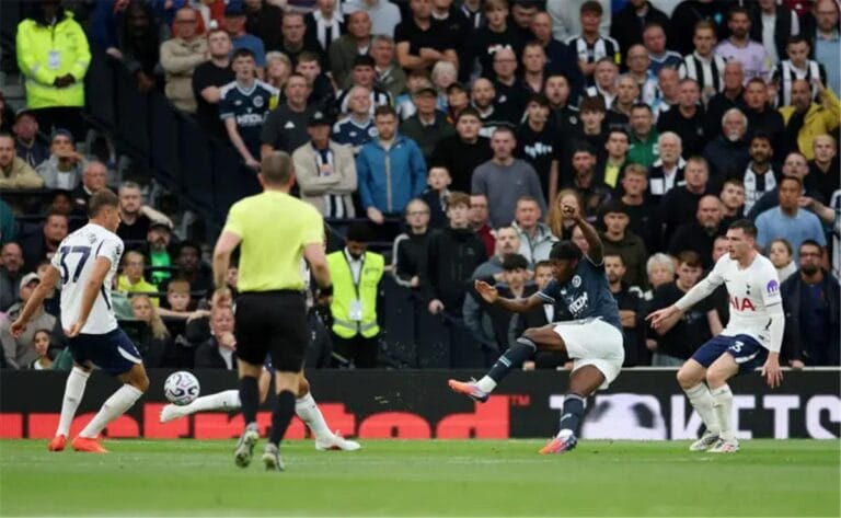 Newcastle beat Tottenham 2-1 in the English Premier League