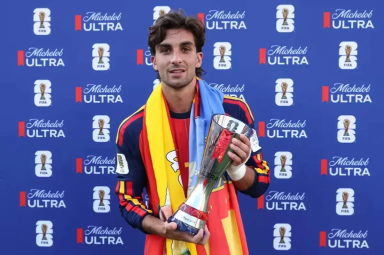 Paris Saint-Germain officially sign Ferran Torres
