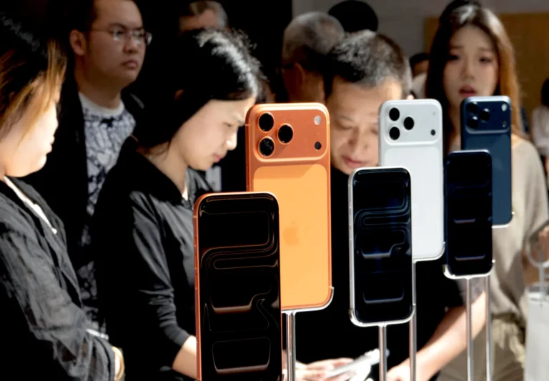 Apple holds the largest share of global smartphone market revenue