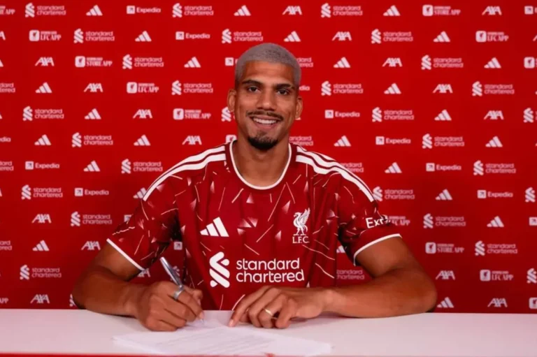 Liverpool announce the signing of Ronald Araujo from Barcelona on loan.