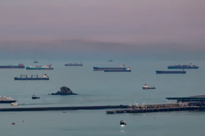 Hormuz Strait Crisis: Shipping Declines as Markets Await the Outcome of Iranian-Omani Talks