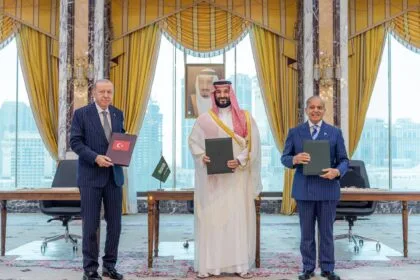 "الغارديان": هجمات الحوثي الاختبار الأول لاتفاق السعودية وتركيا وباكستان