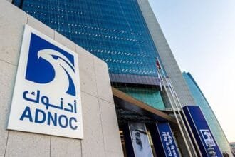 أدنوك تعلن تعرض سفينة تابعة لها للاستهداف بصاروخ أثناء عبورها مضيق هرمز